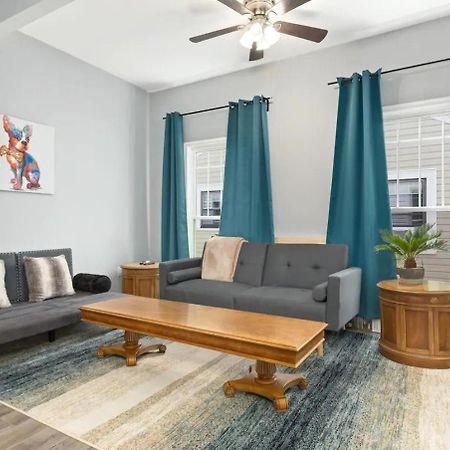 Recently Renovated Chic Durham Farmhouse Exterior foto