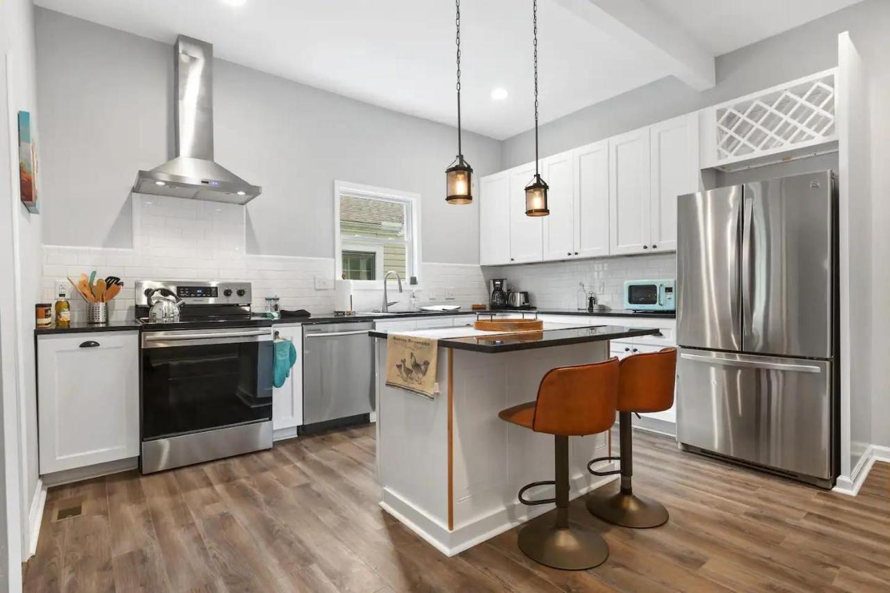 Recently Renovated Chic Durham Farmhouse Exterior foto