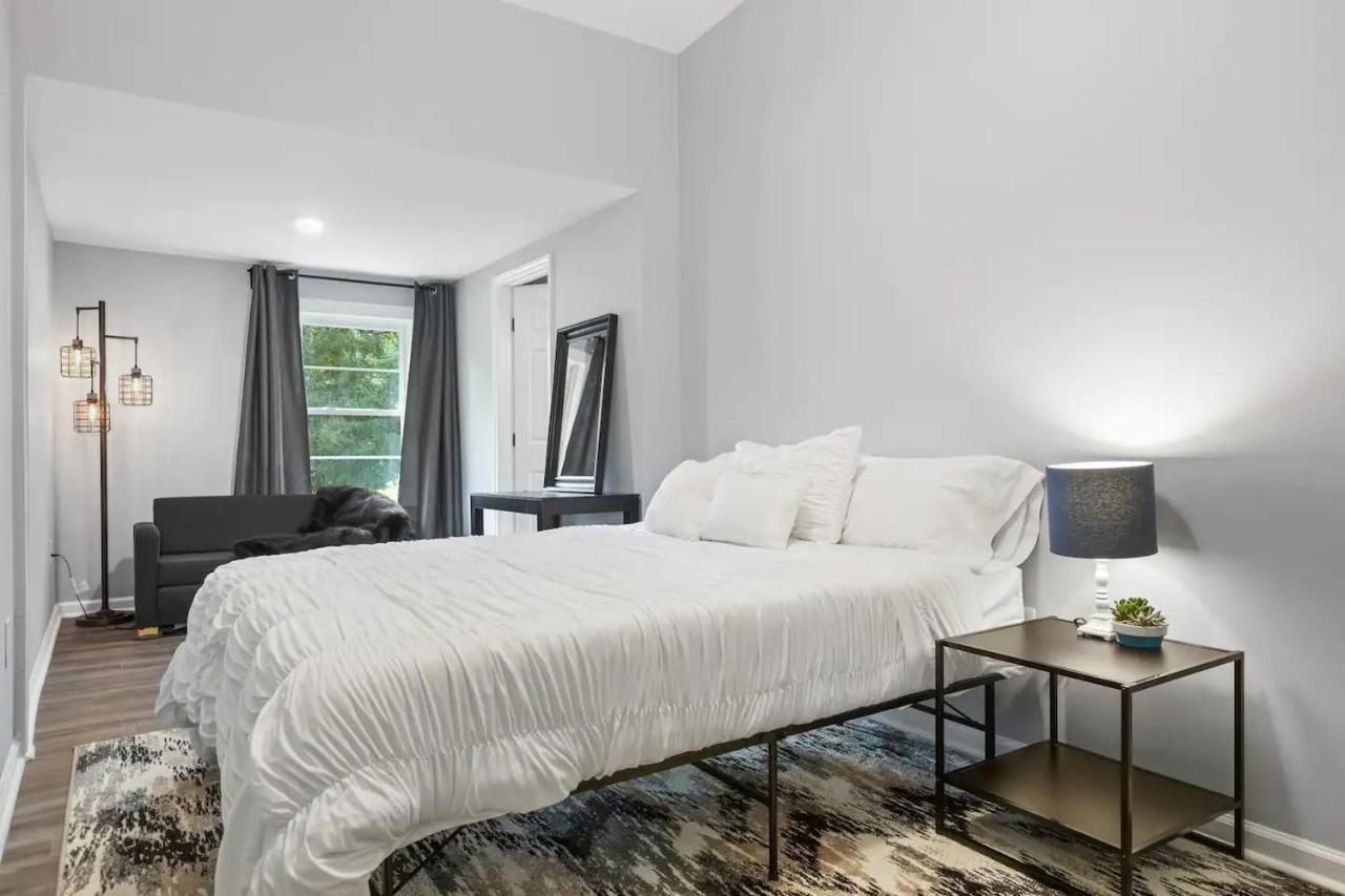 Recently Renovated Chic Durham Farmhouse Exterior foto